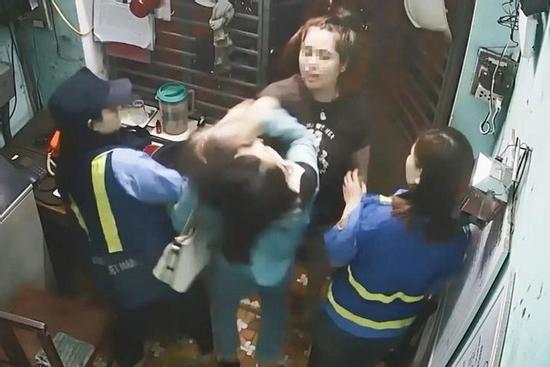 Đôi nam nữ đuổi theo hành hung phóng viên VTV8