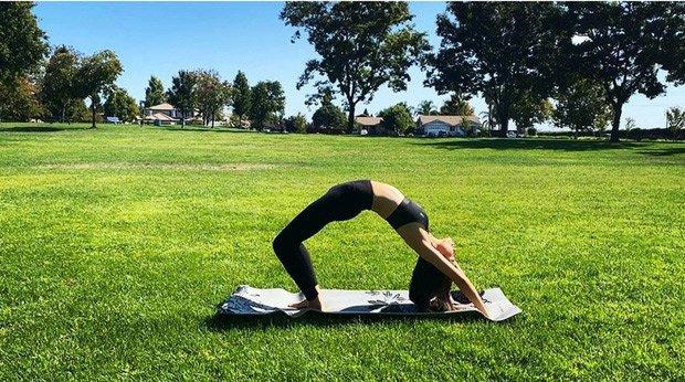 Phạm Hương vừa tập yoga giữ dáng vừa chăm con trai khiến hội chị em thán phục-4