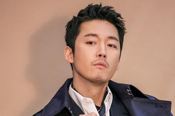 Jang Hyuk năm nay 40 tuổi vẫn rất trẻ trung, phong độ. Hiện, nam tài tử đã có một gia đình hạnh phúc với người vợ từng là huấn luyện viên Pilates và 3 đứa con – 2 trai và một gái. Tuy vậy, anh vẫn miệt mài tham gia diễn xuất. Năm 2020, anh đóng vai chính trong bộ phim truyền hình Tell Me What You Saw của đài OCN vừa lên sóng hồi đầu tháng 2.