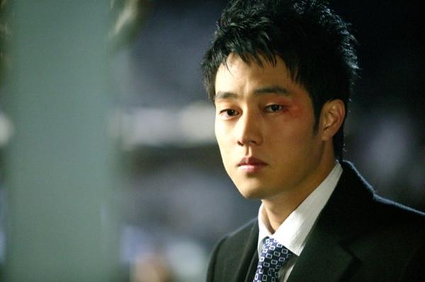 So Ji Sub: Với chiều cao 1,82 m cùng vóc dáng vạm vỡ và khuôn mặt nam tính, nam tài tử sinh năm 1977 gia nhập làng giải trí với vai trò người mẫu. Sau đó, vẻ ngoài nổi bật của anh bắt đầu được khán giả và các đạo diễn chú ý. Năm 2000 đánh dấu sự xuất hiện phổ biến của anh trên màn ảnh nhỏ khi tích cực tham gia vào hàng loạt bộ phim như Have you said I love you?, Because of you, Cheers for women, Miss Hiphop & Mister Rock, Wanglung's land...