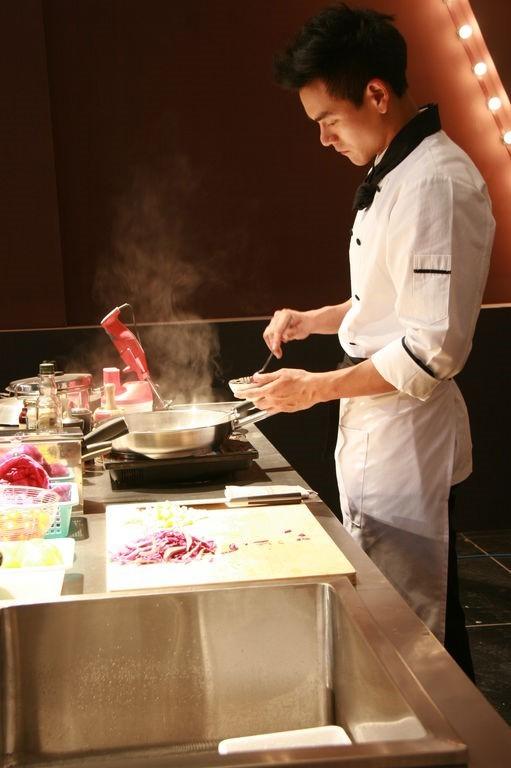 Sao Hoa ngữ trổ tài nấu ăn: Triệu Lệ Dĩnh - Trương Bá Chi siêu đỉnh, Vương Phi khiến ai nấy cạn lời-1