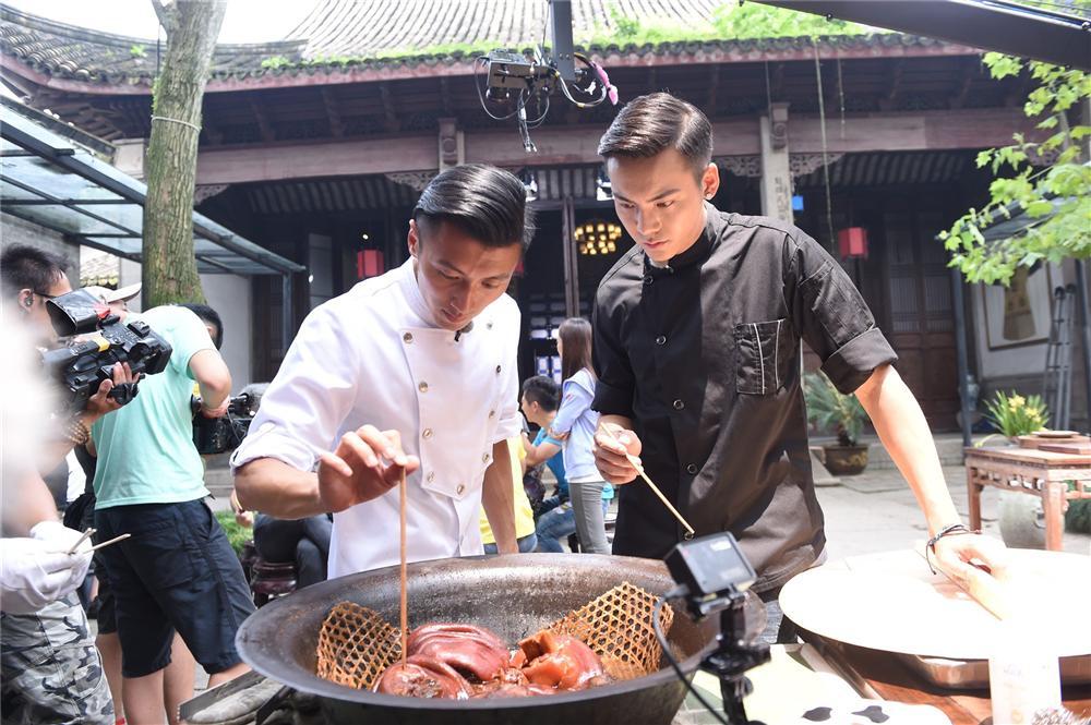 Sao Hoa ngữ trổ tài nấu ăn: Triệu Lệ Dĩnh - Trương Bá Chi siêu đỉnh, Vương Phi khiến ai nấy cạn lời-14