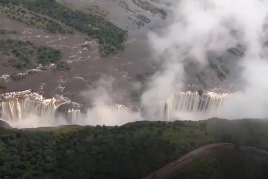 Khám phá bể bơi trên đỉnh thác nguy hiểm nhất thế giới
