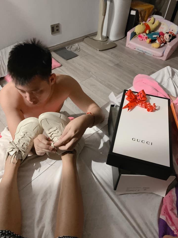 Sướng như Ốc Thanh Vân: chồng mang thiệp tận giường, xỏ giày hiệu tận chân cho vợ nhân dịp sinh nhật-6
