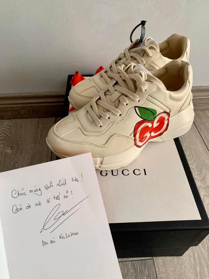 Sướng như Ốc Thanh Vân: chồng mang thiệp tận giường, xỏ giày hiệu tận chân cho vợ nhân dịp sinh nhật-7