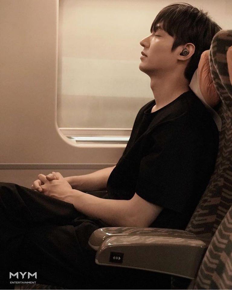 Lee Min Ho khiến fan sốt xình xịch chỉ với 1 khoảnh khắc ngủ gật trên tàu-2