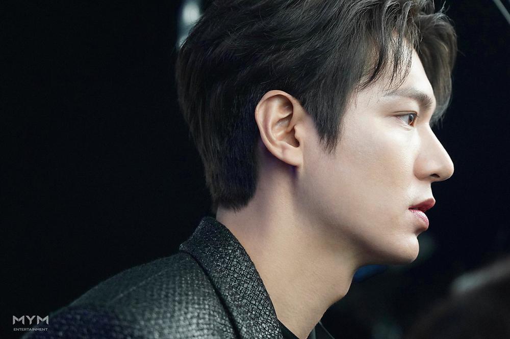 Lee Min Ho khiến fan sốt xình xịch chỉ với 1 khoảnh khắc ngủ gật trên tàu-5