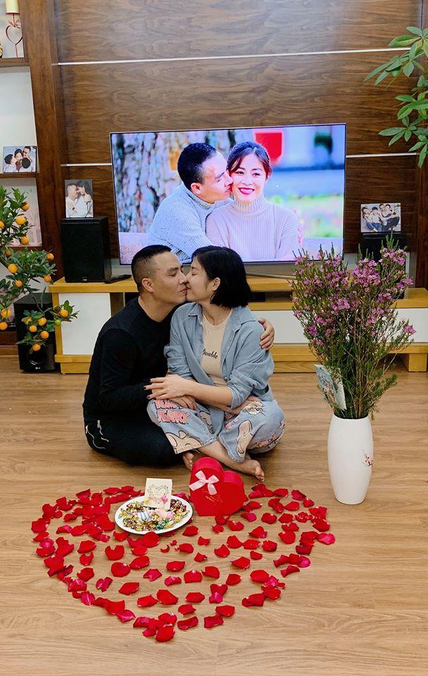 Đón Valentine muộn, MC Hoàng Linh và ông xã chiếm sóng mạng xã hội khi khoe ảnh bên nhau lãng mạn-3