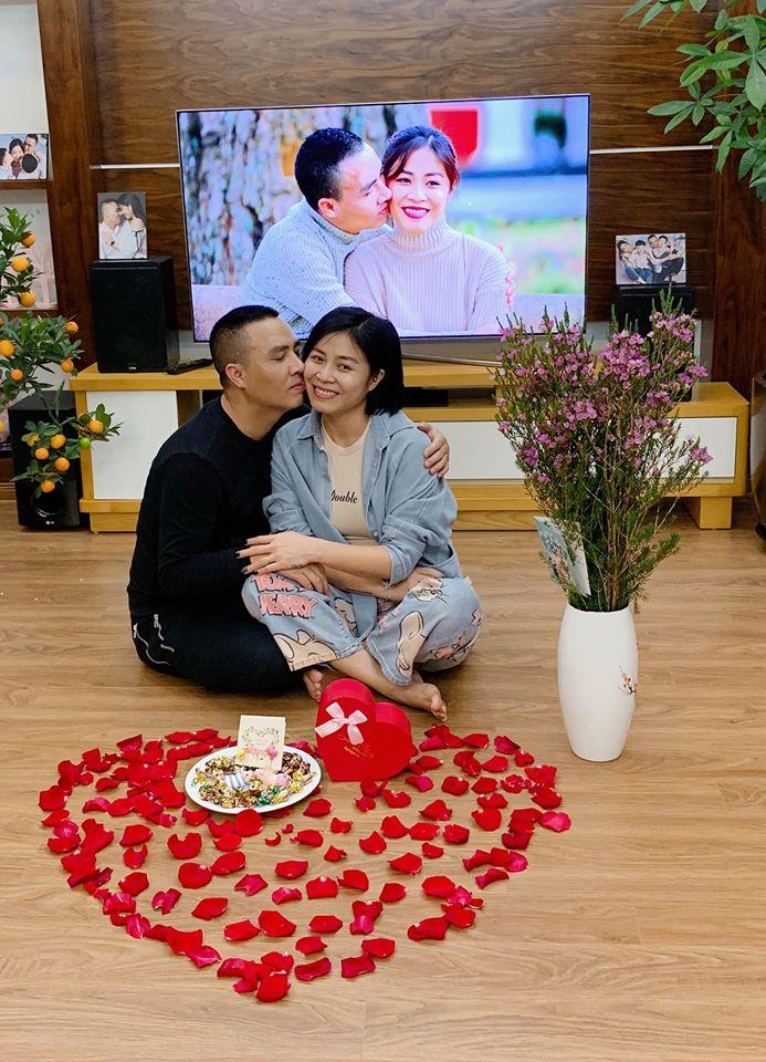 Đón Valentine muộn, MC Hoàng Linh và ông xã chiếm sóng mạng xã hội khi khoe ảnh bên nhau lãng mạn-4