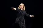 Adele biến đám cưới bạn thân thành sân khấu comeback, cao hứng tiết lộ ra mắt album mới