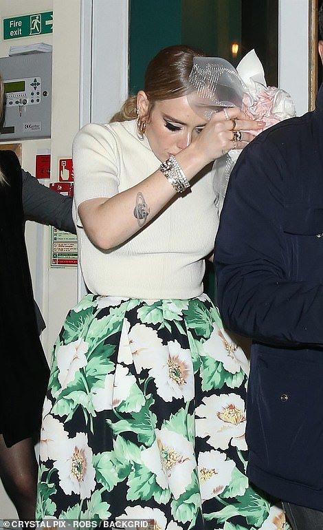 Adele biến đám cưới bạn thân thành sân khấu comeback, cao hứng tiết lộ ra mắt album mới-1