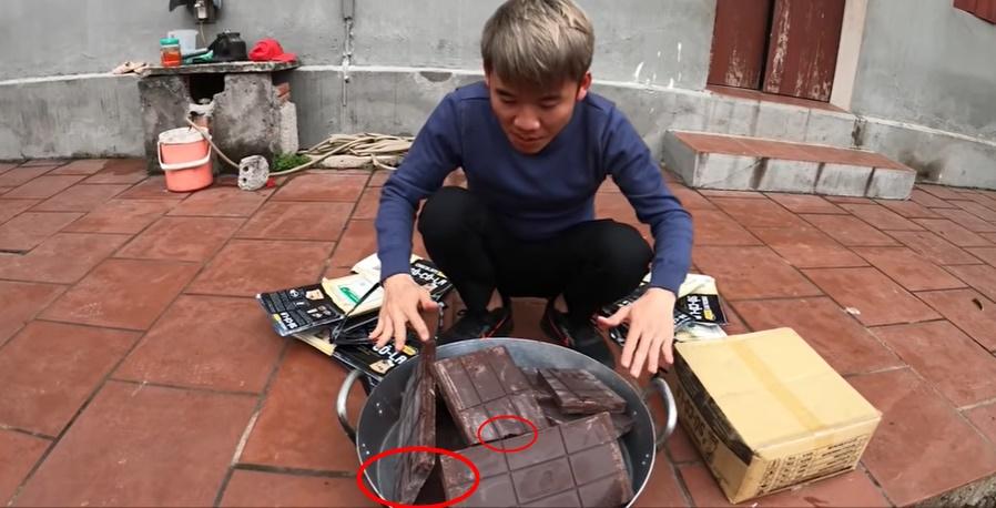 Ăn dở xong để vào nồi mời mọi người, con trai bà Tân Vlog bị dân mạng mắng sấp mặt-2