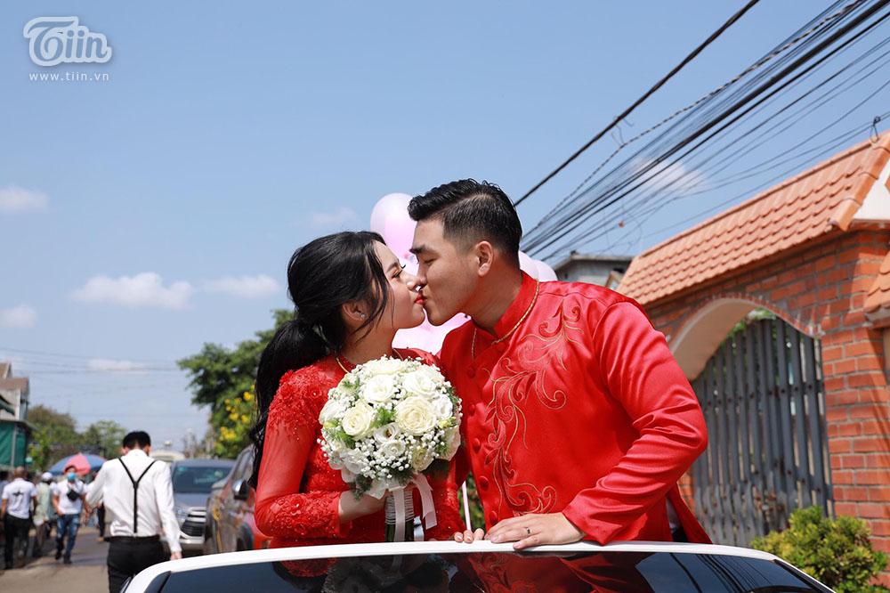 Bên trong đám cưới của cặp đôi được chị gái tặng 49 cây vàng: Tổ chức ở quê, ai nấy choáng váng khi thấy quà tặng-3