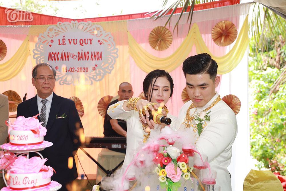 Bên trong đám cưới của cặp đôi được chị gái tặng 49 cây vàng: Tổ chức ở quê, ai nấy choáng váng khi thấy quà tặng-4