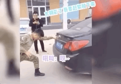 Ngô Kinh dùng ngón tay trỏ đẩy ôtô-1