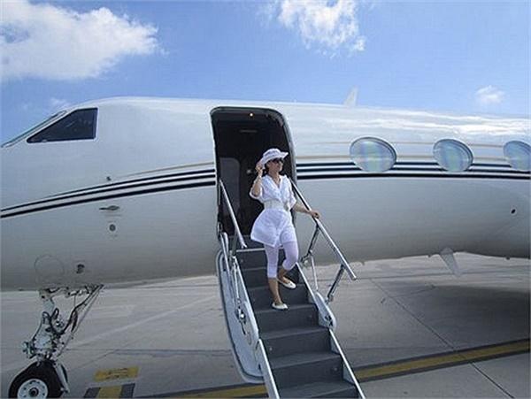 Hai vợ chồng em gái Cẩm Ly thường di chuyển bằng phi cơ riêng khi qua lại giữa các nước, đi du lịch...