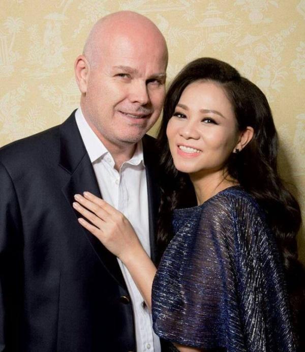 Để có được phi cơ tư nhân, khối tài sản của Thu Minh được cho là những con số "không phải dạng vừa". Nếu Thu Minh là diva hàng đầu, cát-xê khủng trong làng giải trí sau 20 ca hát thì ông xã cô - Otto lại là một doanh nhân, tỷ phú người Hà Lan.