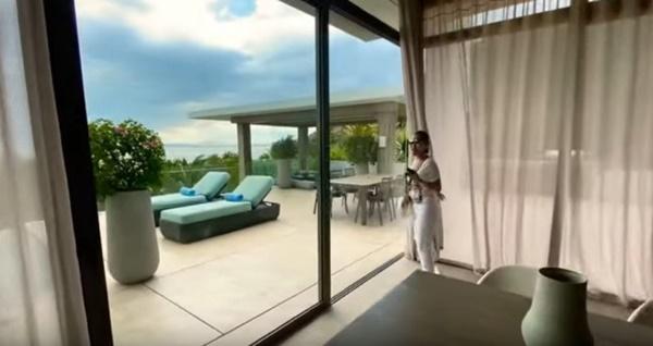 Căn biệt thự mới của vợ chồng Thu Minh giáp biển và nằm ở vị trí đắc địa với giá trị lên đến hàng triệu đô. Được xây dựng trên triền đồi, căn biệt thự có không gian sân vườn rộng rãi, được thiết kế mở, tạo cảm giác gần gũi với thiên nhiên.