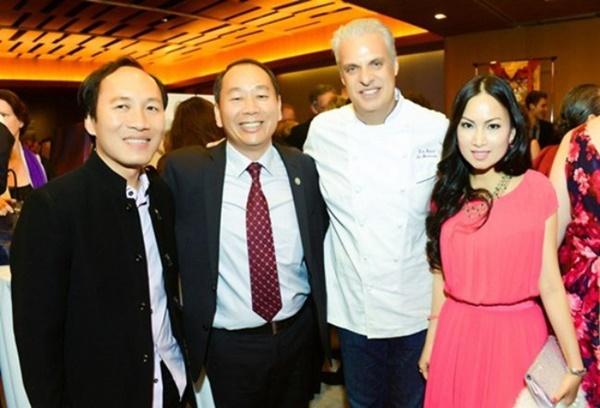 Năm 2000, trong một chuyến sang Mỹ lưu diễn, cô gặp gỡ tỷ phú Chính Chu (trái). Kết hôn với tỷ phú gốc Việt, cuộc đời của Hà Phương bước sang trang.