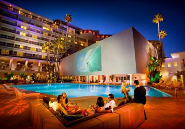 Hilton San Francisco và Beverly Hilton - hai trong số những khách sạn sang trọng bậc nhất Hilton do tỷ phú Chính Chu nắm giữ.