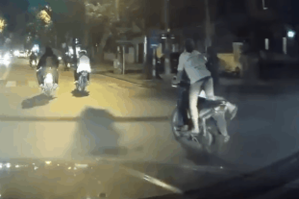 Clip: Pha đổi xế nhanh như chớp cực kỳ liều lĩnh của 2 cô gái trên đường phố Hà Nội