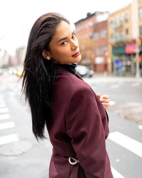 Hoa hậu Hoàn vũ 2015 - Pia Wurtzbach (Philippines) thả dáng trên đường phố New York, Mỹ.