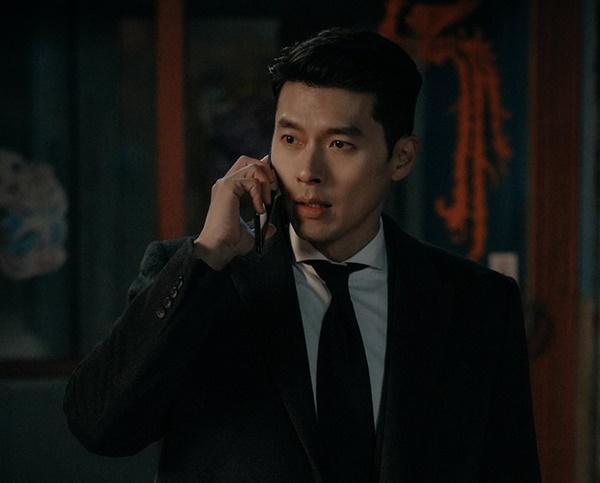 Hyun Bin (sinh năm 1982, tên thật Kim Tae-pyung) là nam diễn viên người Hàn Quốc. Anh được biết đến nhờ tài năng diễn xuất tốt cùng vẻ ngoài nam tính, cuốn hút. 8X từng góp mặt trong nhiều bộ phim như Secret Garden, Hyde Jekyll, Me, Memories of the Alhambra... với vai trò nam chính. Bộ phim gần đây nhất anh tham gia là Crash Landing on You, bắt cặp với Son Ye Jin gây được nhiều tiếng vang. Ảnh: Soompi.