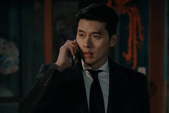 Hyun Bin chăm vuốt tóc ngược ra sau, để đầu đinh vẫn được khen đẹp
