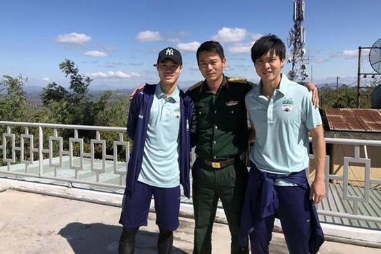 Tiền đạo Văn Toàn khoe chụp ảnh 'sống ảo' cho Tuấn Anh