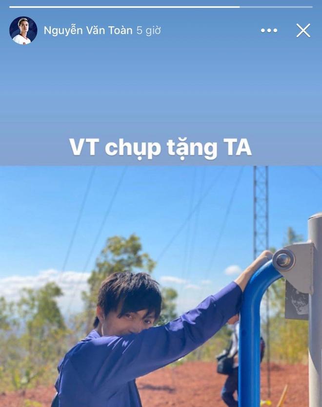 Tiền đạo Văn Toàn khoe chụp ảnh sống ảo cho Tuấn Anh-1