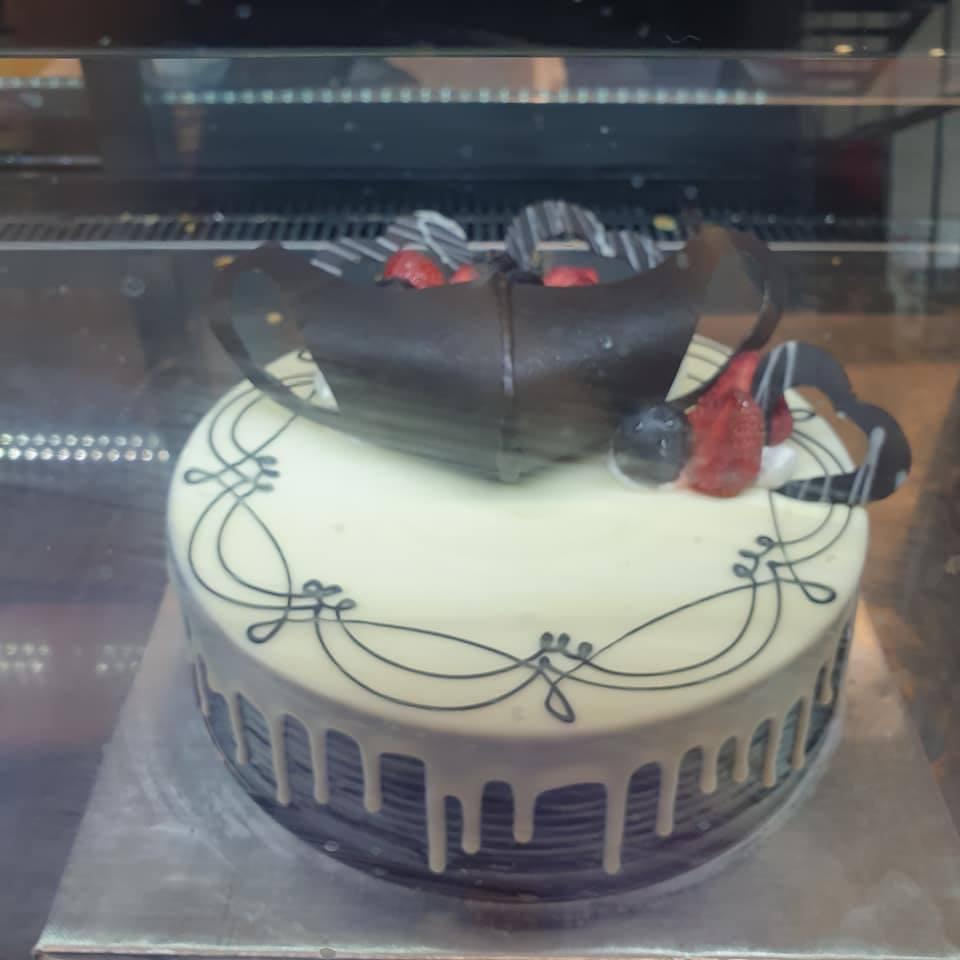 Thế nào là ăn uống đúng trend : Bánh kem virus corona, bánh ngọt khẩu trang độc đáo khiến giới trẻ thích thú-2