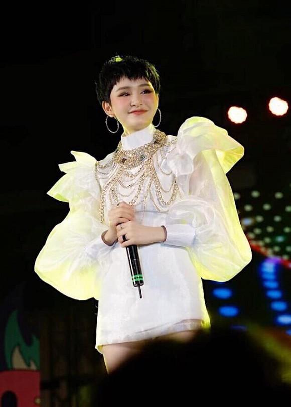 Hiếm khi diện áo tắm, ai ngờ ngoài đời Hiền Hồ cũng nuột như thế này-5