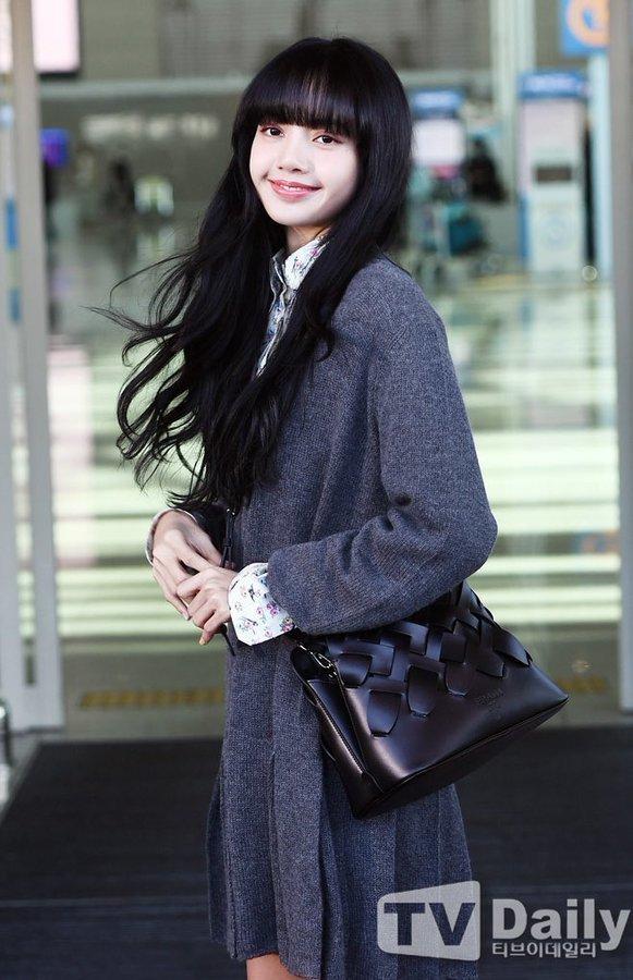 Lisa (BLACKPINK) ghi điểm tuyệt đối với gương mặt xinh như búp bê và mái tóc đen dài-1