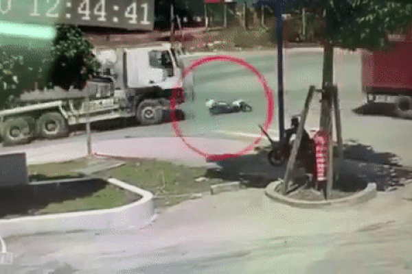 Clip: Đi vào điểm mù, thanh niên ở Bình Dương bị xe bồn cuốn vào gầm nhưng phút cuối mới sững sờ