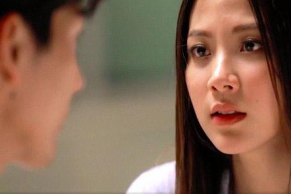 Thấy vợ đứng ôm con để bà cô rửa bát, chồng thẳng tay tát cháy má nhưng sau đó phải quỳ xuống xin lỗi vợ-3