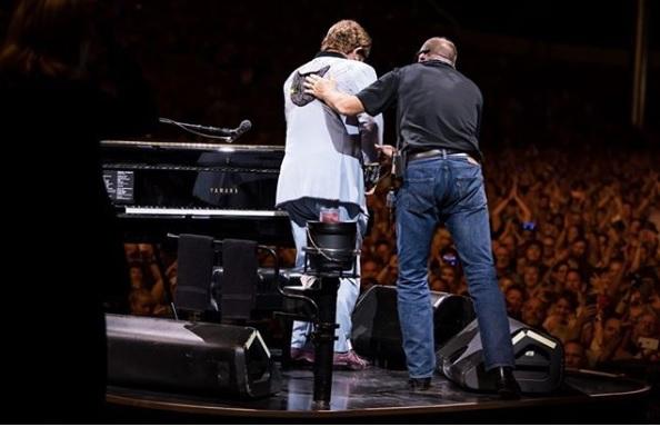 Elton John đột ngột bị mất giọng, bỏ dở show vì viêm phổi-1