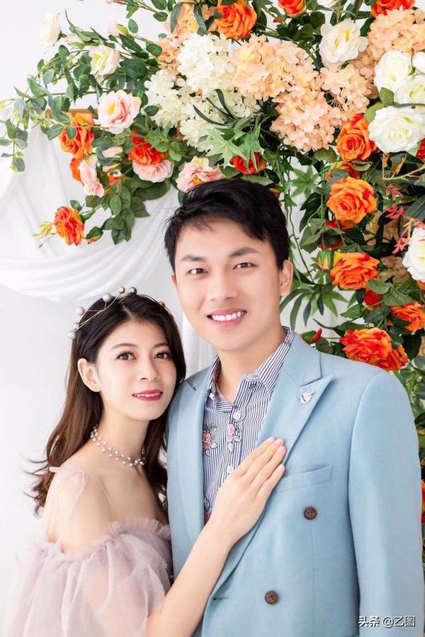 Cặp vợ chồng son gia nhập đội y tế viện trợ Hồ Bắc, mỗi ngày chỉ được nhìn nhau một lần trước bữa cơm-1