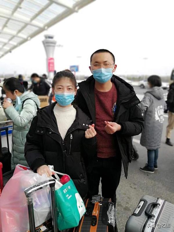 Cặp vợ chồng son gia nhập đội y tế viện trợ Hồ Bắc, mỗi ngày chỉ được nhìn nhau một lần trước bữa cơm-2