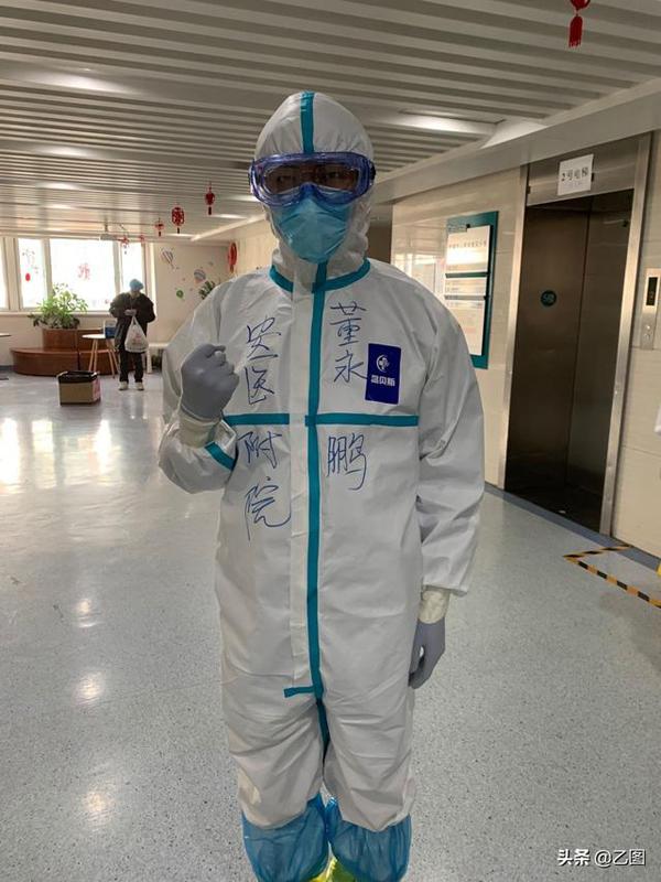 Cặp vợ chồng son gia nhập đội y tế viện trợ Hồ Bắc, mỗi ngày chỉ được nhìn nhau một lần trước bữa cơm-4