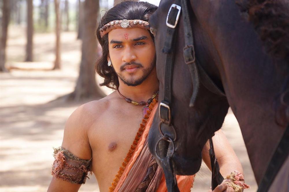 Hoàng tử vũ công của Bollywood chấn thương nghiêm trọng khi ngã ngựa trên phim trường-2