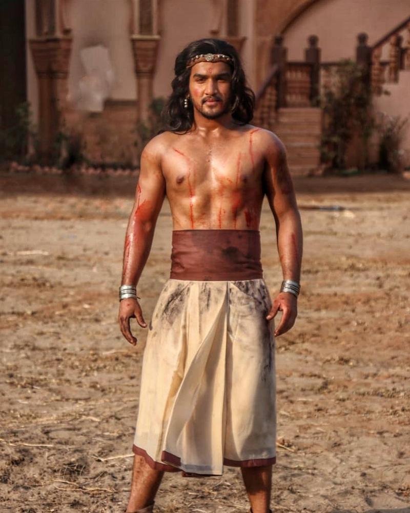 Hoàng tử vũ công của Bollywood chấn thương nghiêm trọng khi ngã ngựa trên phim trường-3