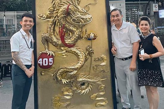 Lần hiếm hoi khoe ảnh gia đình, Minh Nhựa gây bất ngờ với phong độ của người cha quyền lực