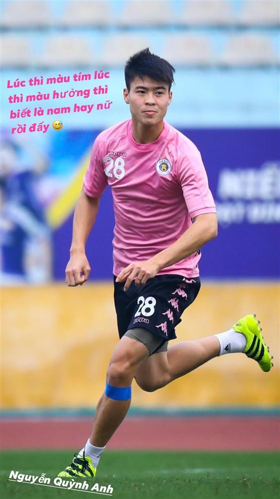 Hết bà xã lộ ảnh ăn mặc xuề xòa, Duy Mạnh cũng tự tố gu thời trang điệu hơn cả con gái-1