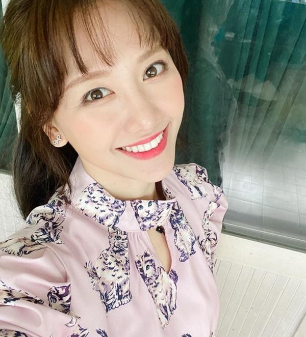 Hari Won khoe ảnh cười tươi như hoa khi đi quay hình, góp mặt trong tin sao Việt.