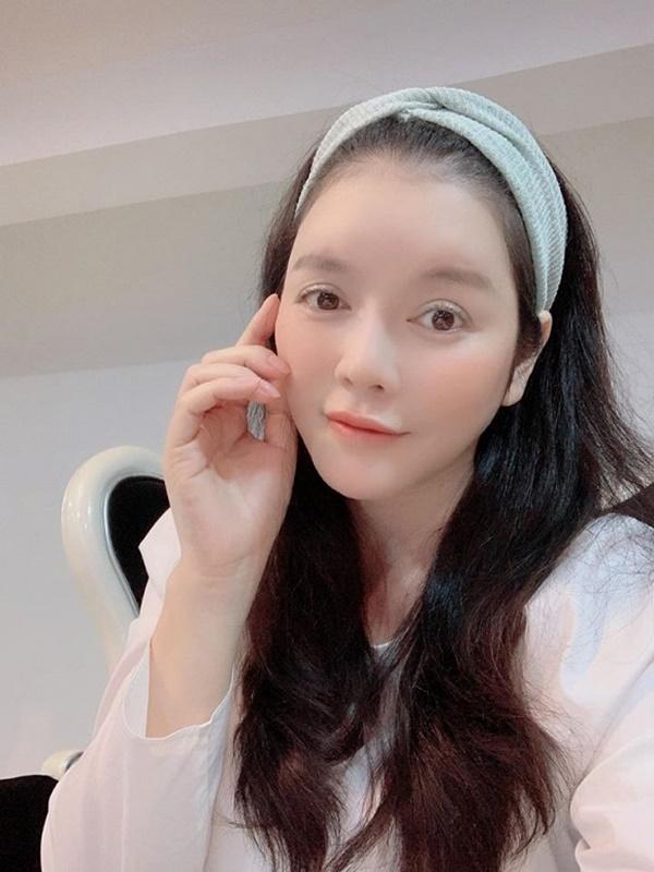 Lý Nhã Kỳ dịu dàng: "Nhìn cô ấy có ngây thơ vô số tội không mọi người? Mắt xanh xanh, băng đô xanh xanh, môi cam cam. Tui ghét ghét cô này lắm nha".