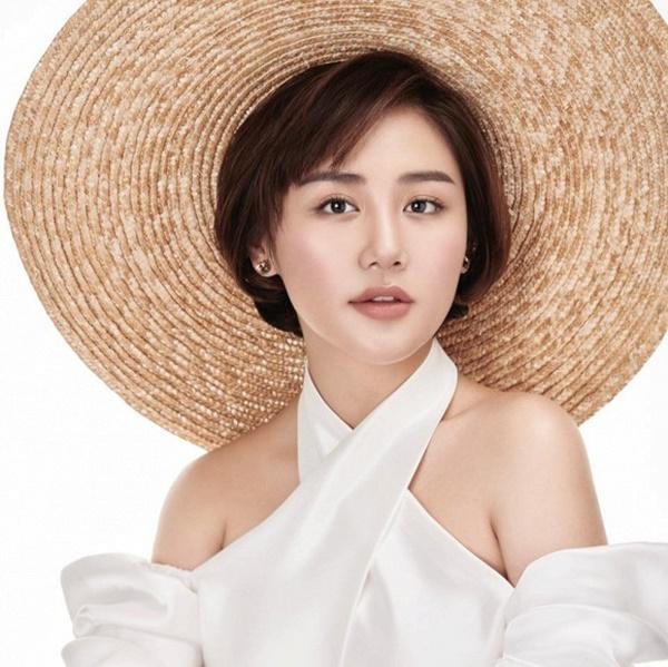 Văn Mai Hương chiêm nghiệm: "Phụ nữ biết cách tỏa sáng khi vượt qua sóng gió. Đó là vẻ đẹp rạng rỡ tỏa ra từ bề ngoài và cả tâm thái bên trong".