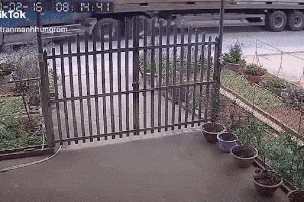 Clip: Chồng vũ phu túm tóc đánh đập vợ dã man giữa đường, 2 con nhỏ run rẩy đứng nhìn-2