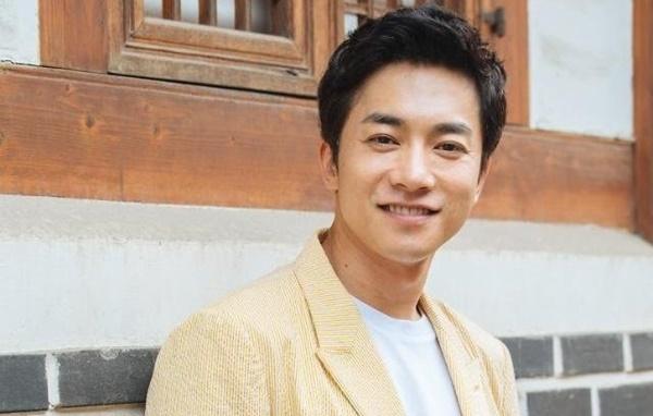 Vẻ ngoài trẻ đến khó tin của Thánh nghe trộm ở tuổi 50-11