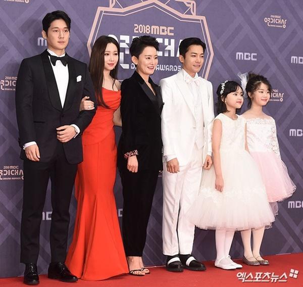 Vẻ ngoài trẻ đến khó tin của Thánh nghe trộm ở tuổi 50-10