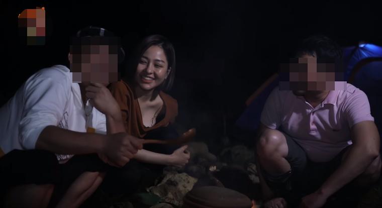 Hớ hênh suýt lộ vòng 1 khi ở cạnh 2 người đàn ông, hotgirl Trâm Anh làm người xem nín thở-2